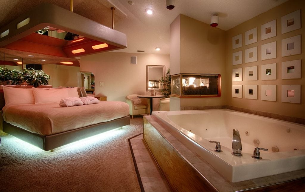 DELUXE WHIRLPOOL SUITE - Learn more...