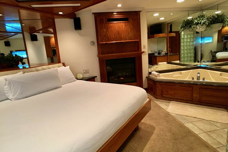 Classic Whirlpool Suite - Sybaris - Romantic Weekend ...
