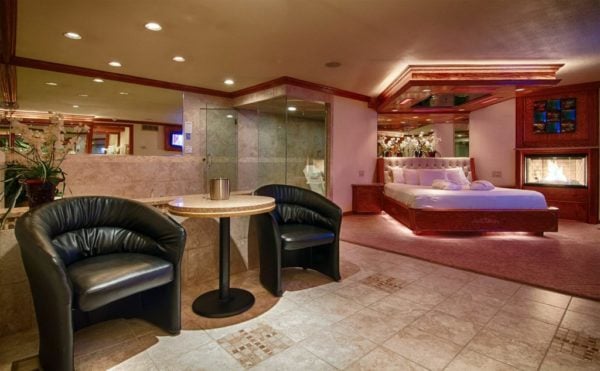 Deluxe Whirlpool Suite
