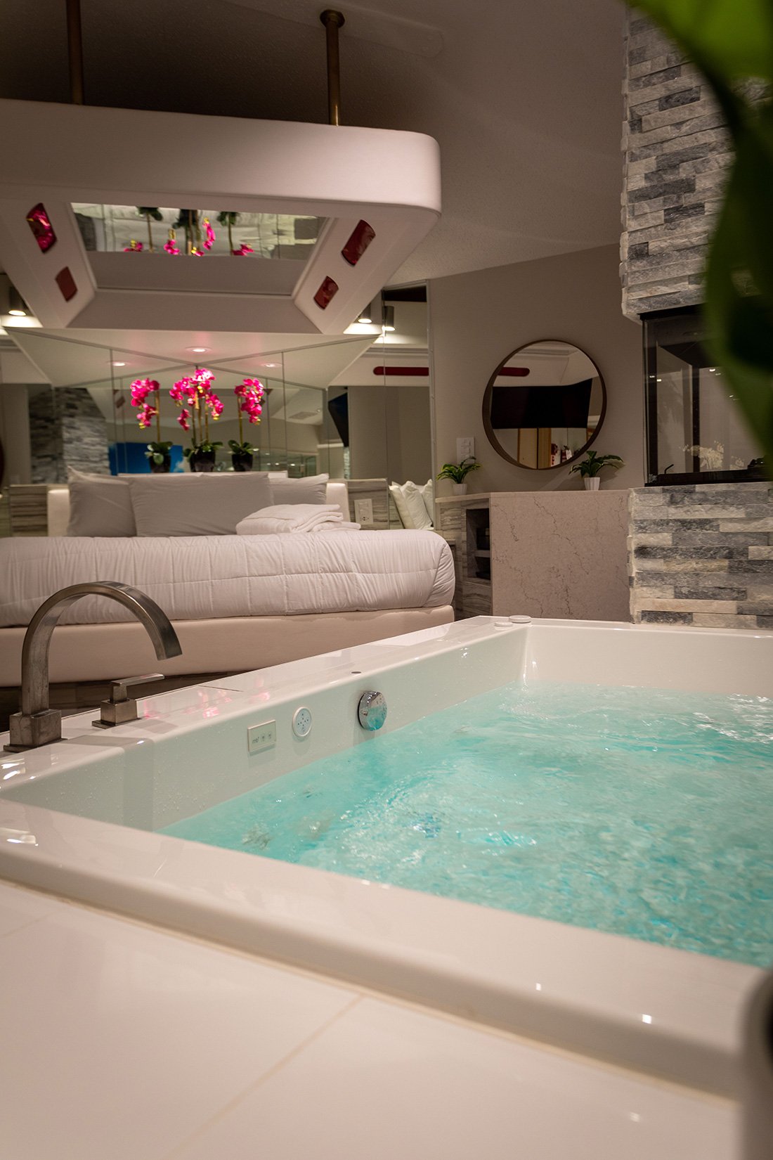 Sybaris, Chicago's romantic getaway spot, gets boost from COVID-19 cabin  fever